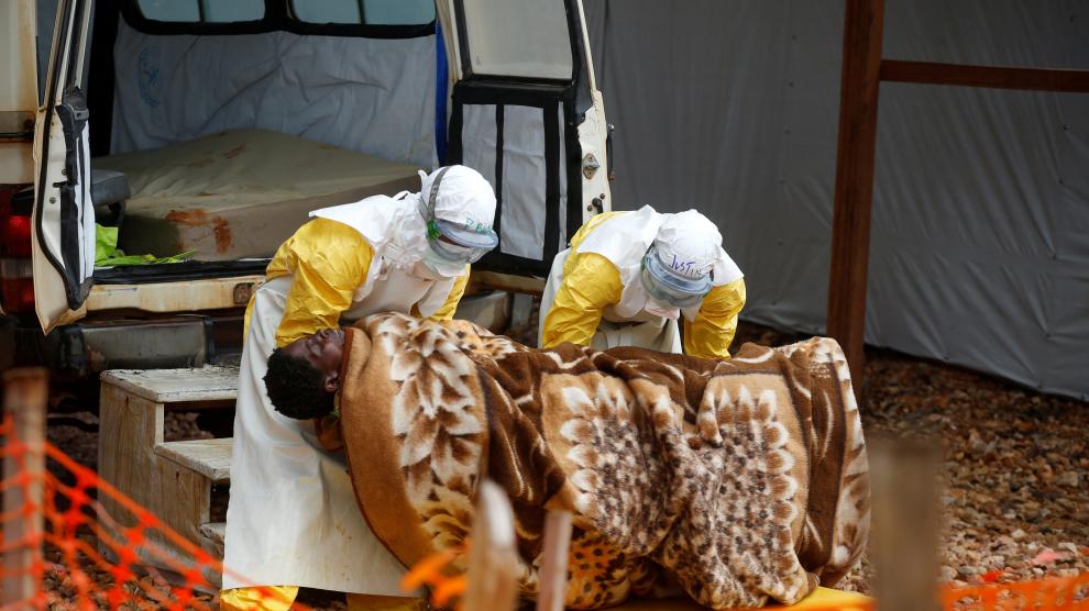 Trabajadores sanitarios transportan a una mujer afectada por el virus del Ébola a un centro sanitario en la República Democrática del Congo.
