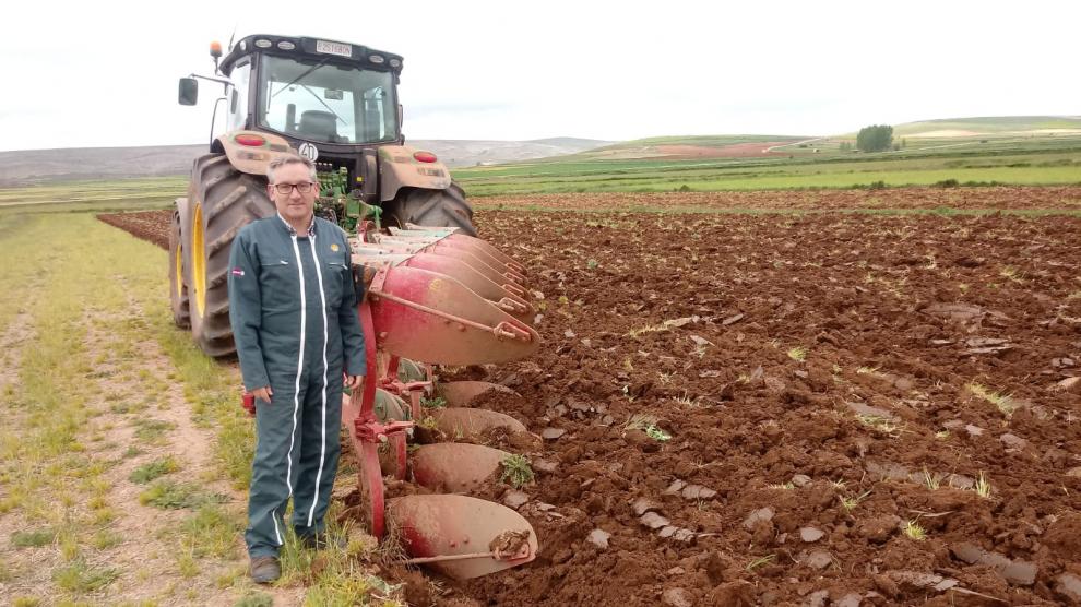 El presidente del PP de Teruel y cabeza de lista a las Cortes de Aragón, Joaquín Juste, que durante la jornada de reflexión está trabajando en su explotación agraria.