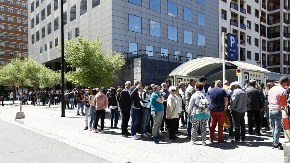 Ciudadanos rumanos votando, hoy, en Zaragoza.