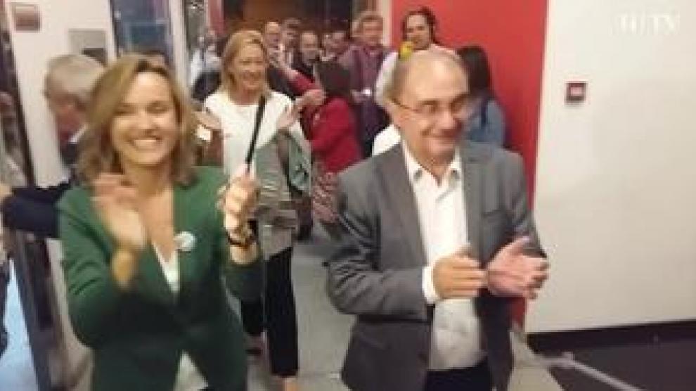 El candidato del PSOE al Gobierno de Aaagón, Javier Lambán, y la candidata a la alcaldía de Zaragoza, Pilar Alegría, han llegado este domingo a la sede del PSOE donde han sido recibidos por sus simpatizantes entre aplausos y gritos de 'presidente' y 'alcaldesa'.