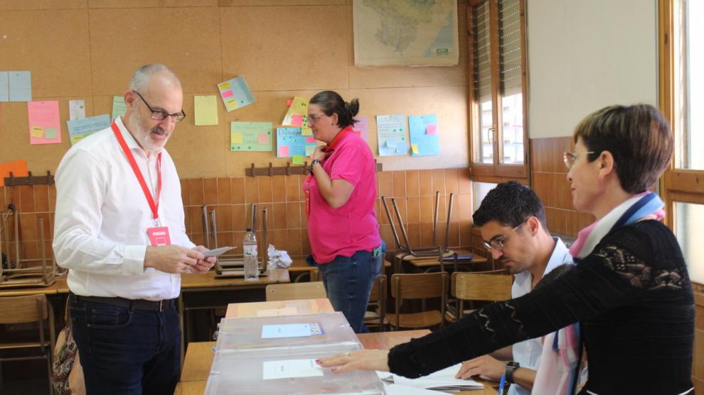 El socialista Burell, votando en Monzón