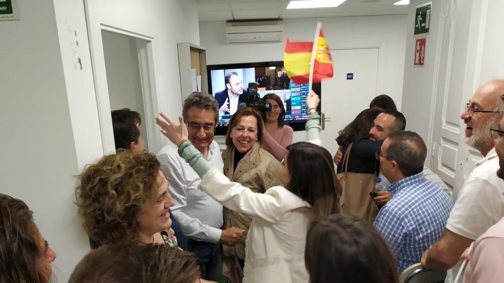 El nuevo concejal de Vox en el Ayuntamiento de Zaragoza, Julio Calvo, felicitado por una simpatizante en la sede del partido en la capital aragonesa.