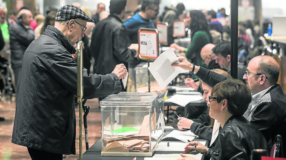 Imagen de la votación del pasado domingo en el Ayuntamiento de Zaragoza.