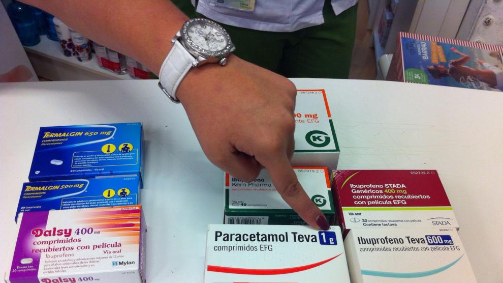 Varias cajetillas de paracetamol e ibuprofeno en una farmacia de Zaragoza. El círculo en la parte superior de estas indica la prohibición de dispensarlas sin receta.