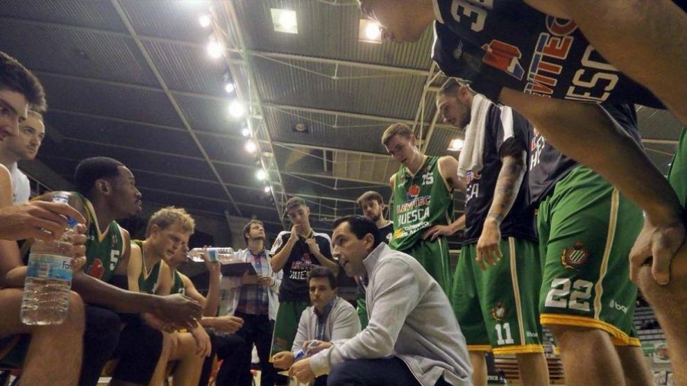 Guillermo Arenas, técnico del Levitec Huesca, da instrucciones a sus jugadores.