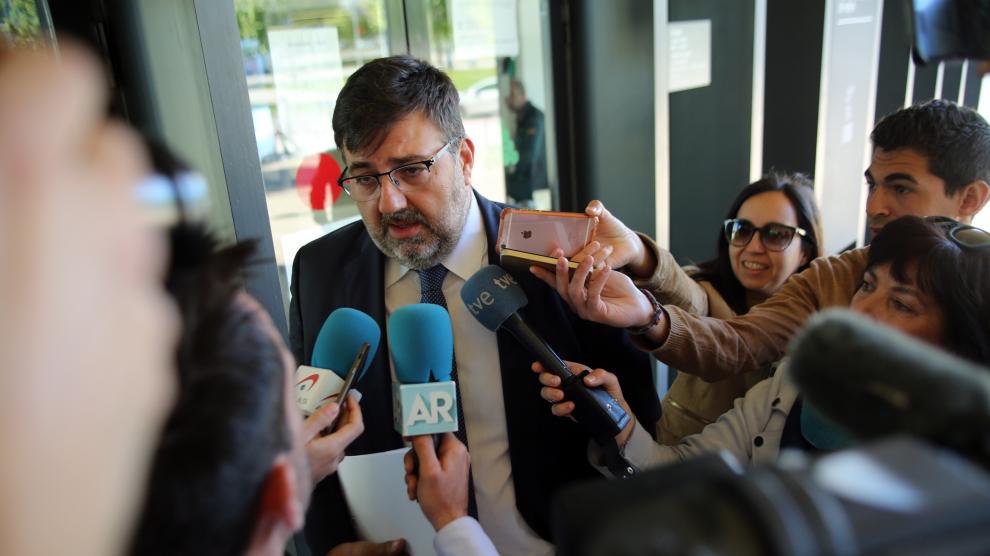 El nuevo consejero delegado, Manuel Torres, atiende a los medios en el Palacio de Justicia.