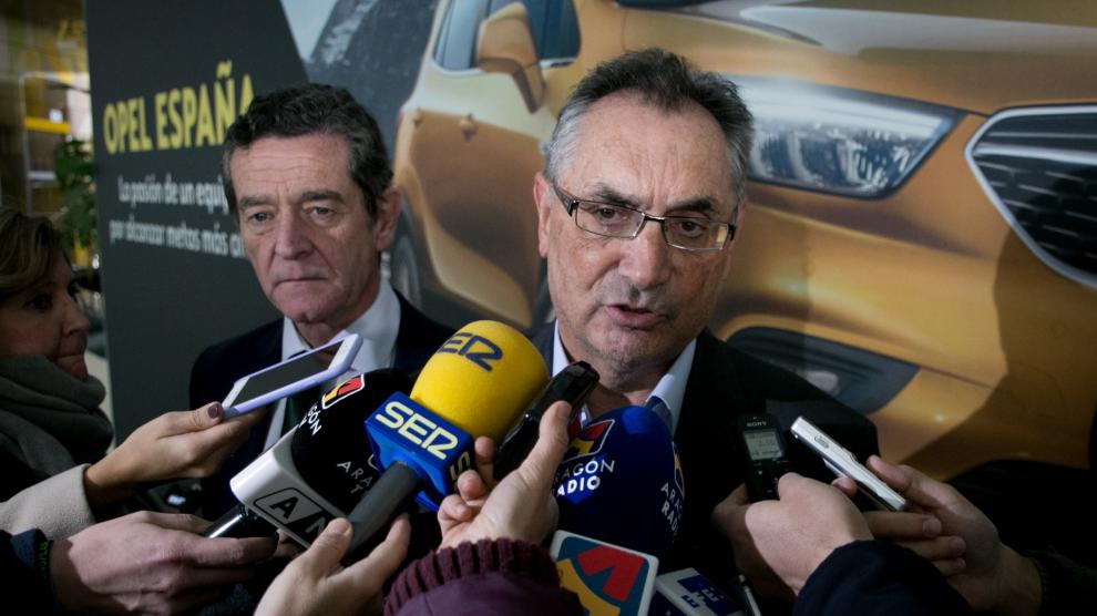 Imagen de archivo en la que aparece Antonio Cobo, el que fuera hasta hace un año director de la planta de Opel Figueruelas, junto a Mario Armero, vicepresidente de Anfac