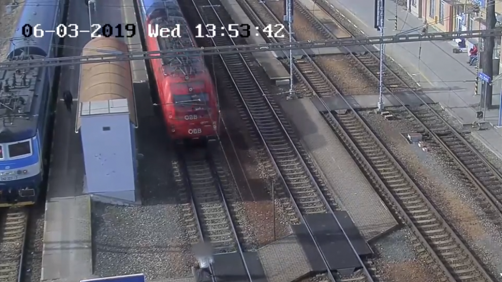 Una imagen del vídeo, momentos antes de que el tren golpee a la mujer.