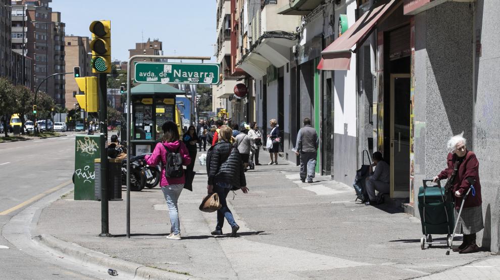 Los vecinos reclaman la reforma de las aceras de la avenida de Navarra