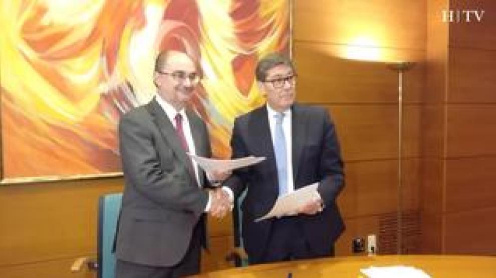 Javier Lambán,  secretario general del PSOE en Aragón, y Arturo Aliaga, presidente del PAR, han firmado este jueves un acuerdo de gobierno para la próxima legislatura en Aragón.