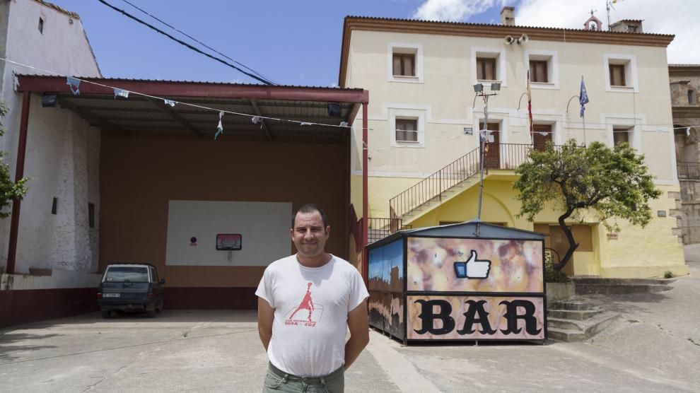 El joven alcalde Rubén García, ganadero de profesión, cuenta a diario con el apoyo experto del taxista jubilado Miguel Lázaro para conducir al pueblo por la senda de una nueva esperanza.