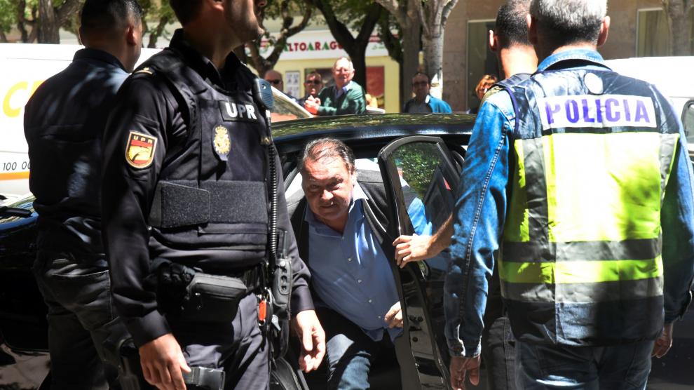 Agustín Lasaosa, el día de su detención, abandona el coche policial para acudir al club.