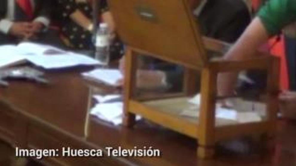 Imágenes del momento de la votación y posterior recuento de votos en el consistorio oscense este sábado 15 de junio.