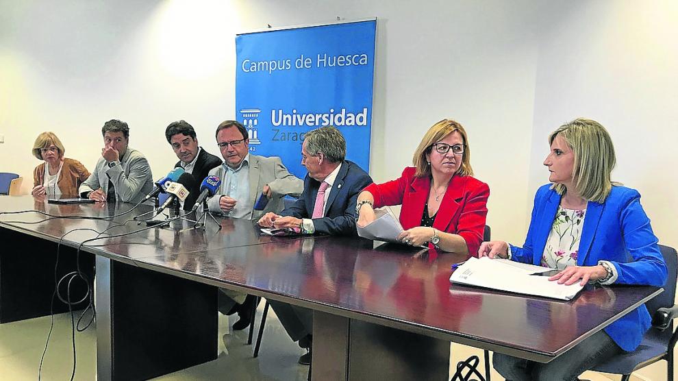 Dueñas y Sanz, en el centro, con los decanos y directores de los cinco centros universitarios de Huesca.