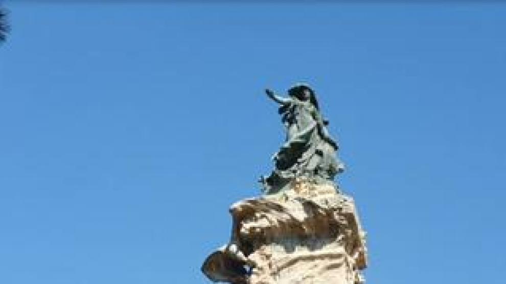 En el monumento de Los Sitios, en Zaragoza, se une con delicadeza la piedra y el bronce. Se diseñó con motivo de la Exposición Hispano - Francesa de 1908 y es considerada una de las obras más representativas del modernismo zaragozano.