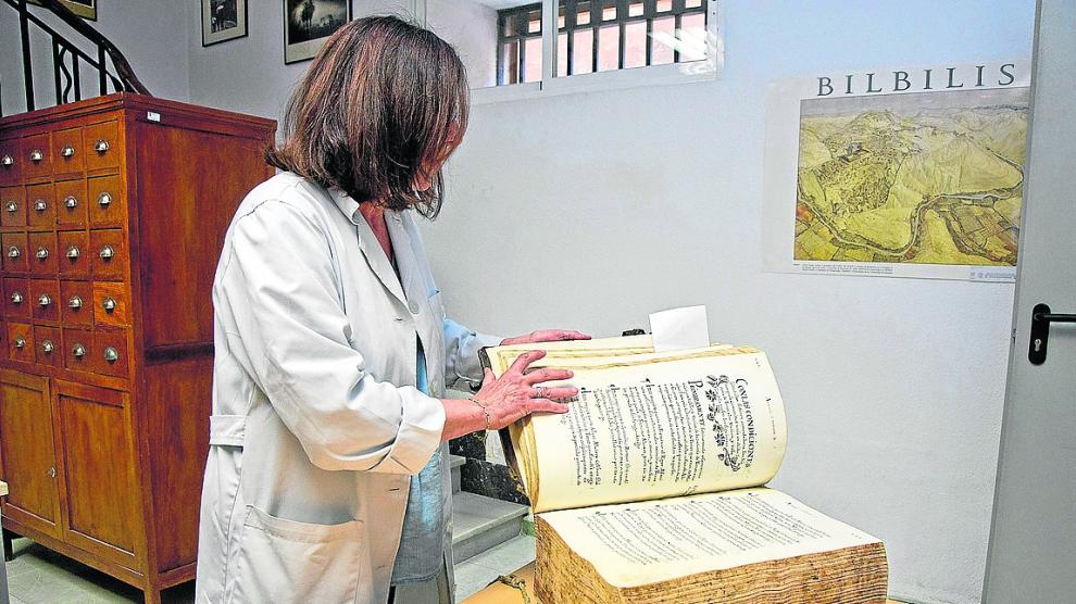 La técnica Eugenia Acero mostrando documentos históricos de Calatayud y la comarca.