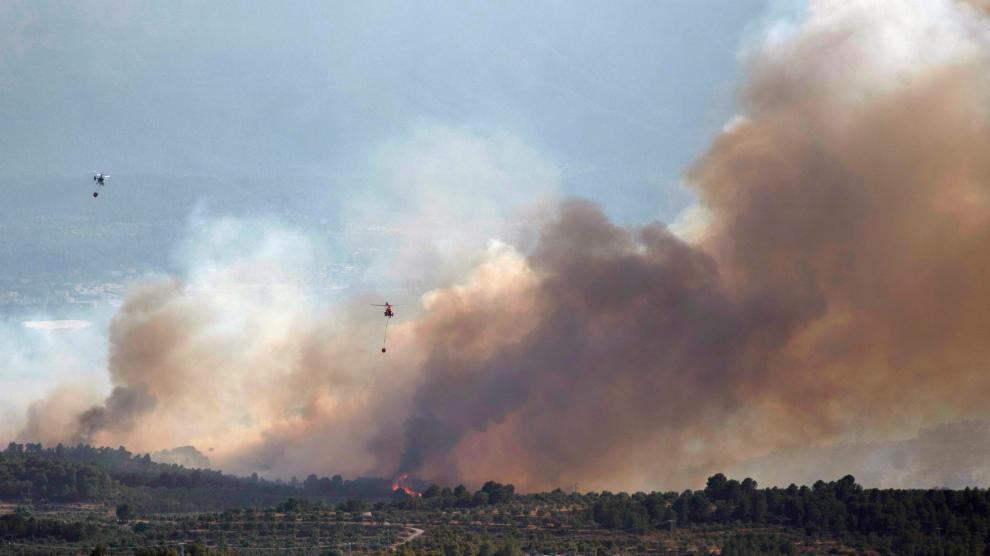 Helicópteros trabajan en las tareas de extinción en el incendio de Tarragona.