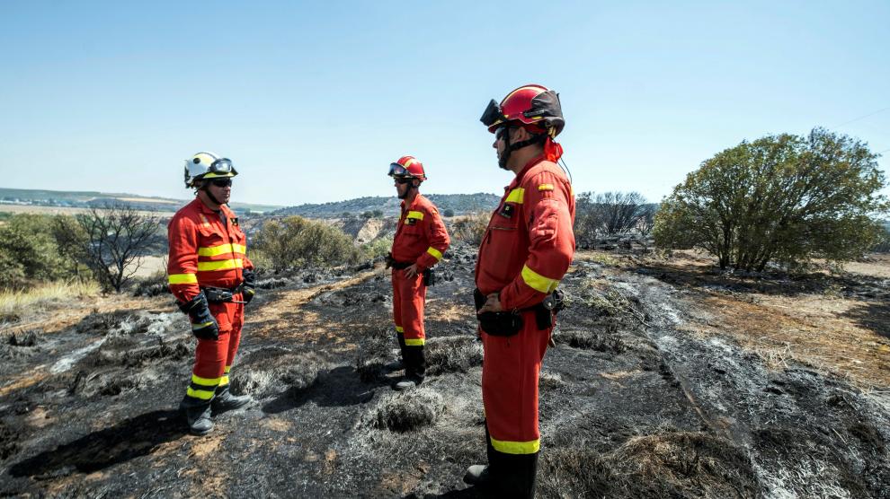 Miembros de la UME en el entorno del incendio en Toledo.