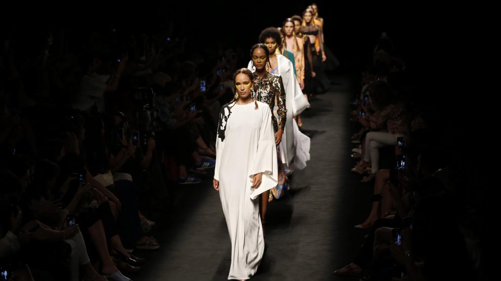 Varias modelos lucen creaciones de la colección primavera-verano 2020 de la firma Roberto Diz.