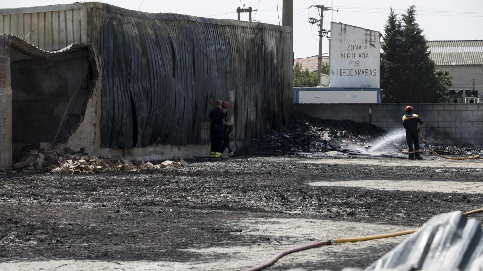 Los restos del incendio que ha afectado a la empresa de embalajes El Moncayo la mañana de este lunes