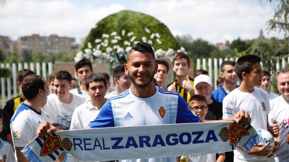 Luis Suárez, en su presentación, junto a aficionados del Real Zaragoza