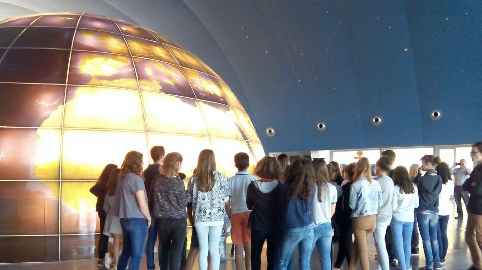 Visitantes en el vestíbulo del Planetario