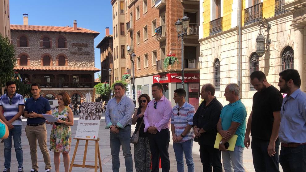 Concentración del Ayuntamiento de Teruel y lectura del manifiesto en memoria de Miguel Ángel Blanco.