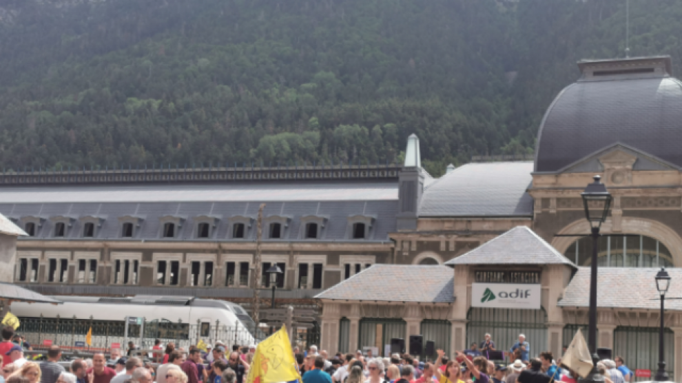 Cerca de 300 personas reivindican en Canfranc la reapertura de la línea internacional