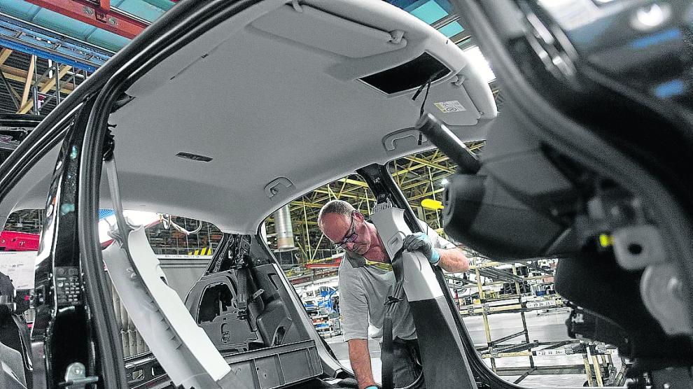Un trabajador, en la cadena de producción de la planta de Figueruelas.