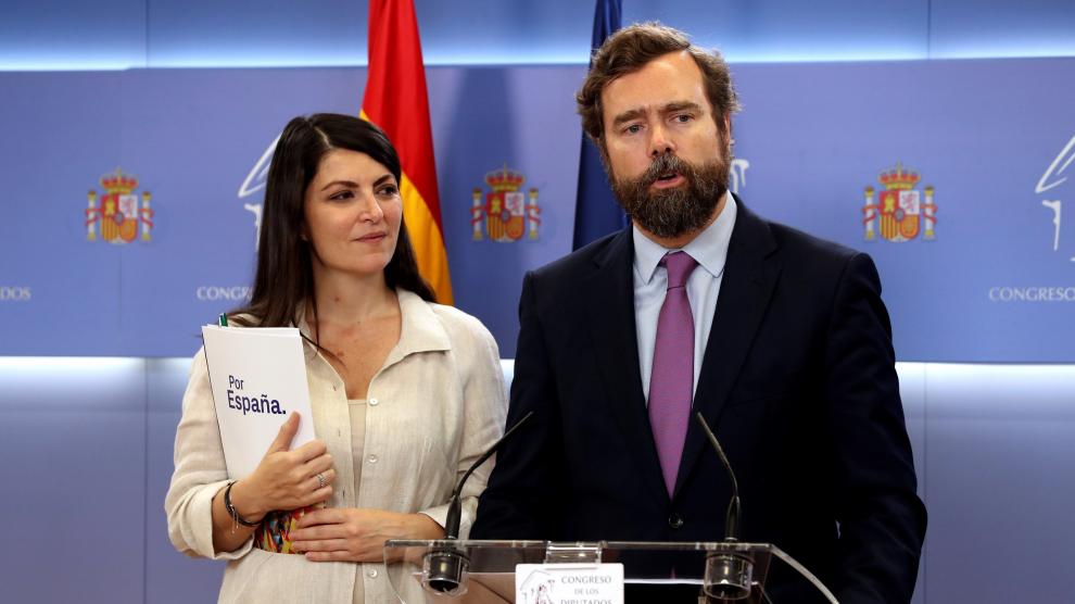 El portavoz parlamentario de Vox, Iván Espinosa de los Monteros, junto a la secretaria general, Macarena Olona.