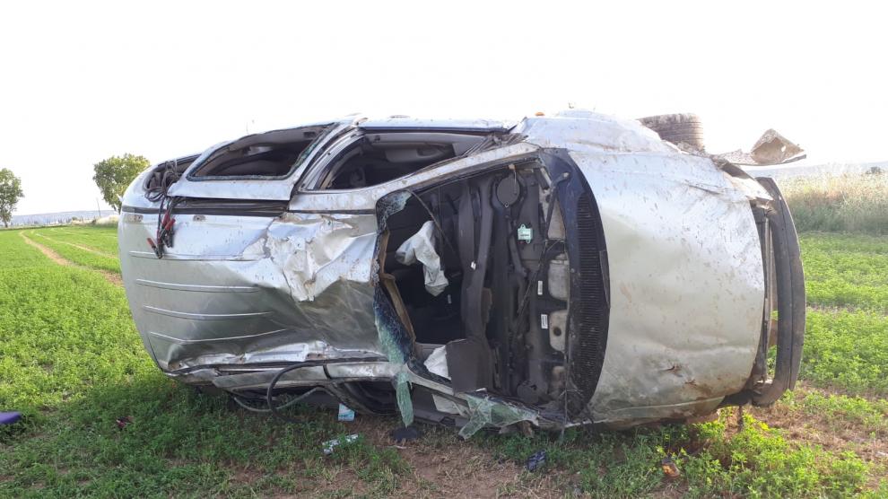 El conductor se ha salido de la vía y ha volcado en un campo adyacente, en Ontinar del Salz.