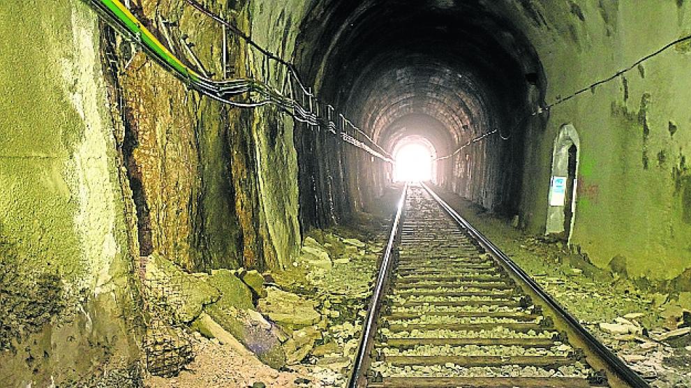 Este túnel está en Calamocha y llama la atención su mal estado, con desprendimientos en las orillas y el cableado sujeto de manera deficiente.