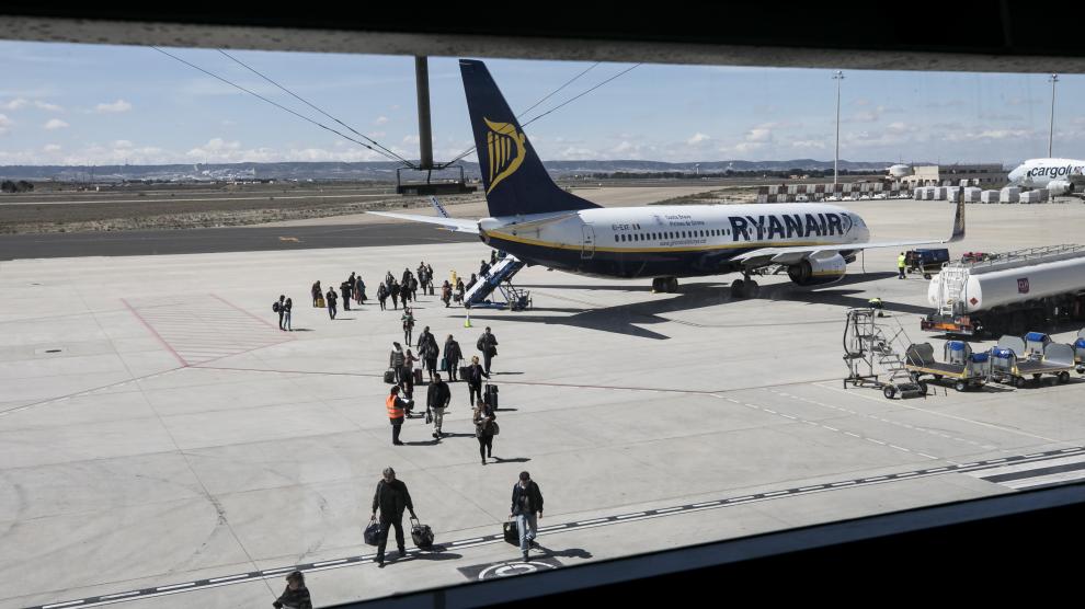 Llegada del vuelo a París de Ryanair en el aeropuerto de Zaragoza.