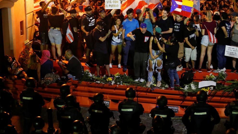 Puerto Rican rapper Residente, whose name is Rene Perez, talks to police during ongoing protests calling for the resignation of Governor Ricardo Rossello in San Juan, Puerto Rico July 24, 2019. REUTERS/Marco Bello [[[REUTERS VOCENTO]]] USA-PUERTORICO/