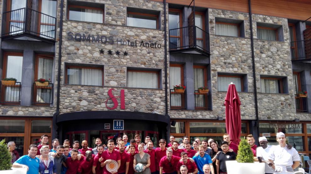 Foto de familia de la expedición azulgrana con los empleados del Sommos Hotel Aneto.