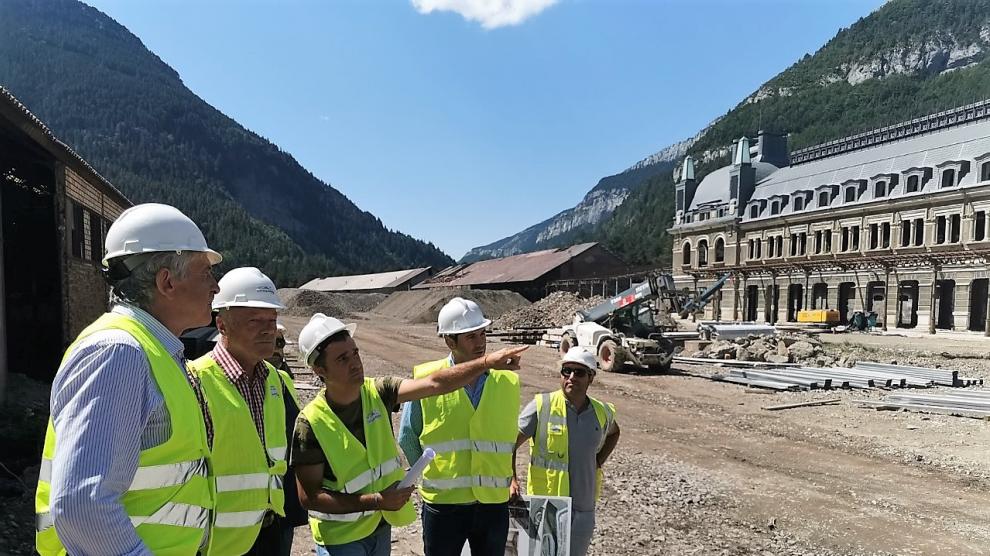 El jefe de obra explica a Alain Rousset (segundo por la izquierda) las obras en la Estación.