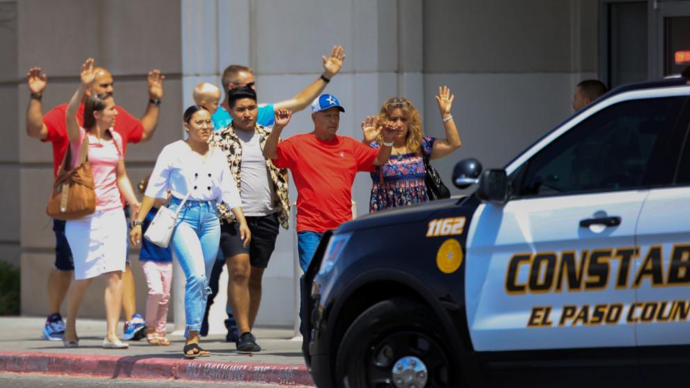 El Paso (United States), 03/08/2019.- Police stand at attention during a shooting at a Walmart in El Paso, Texas, USA, 03 August 2019. According to reports, at least one person was killed and at least 18 people injured and transported to local hospitals. One suspect is in custody. (Estados Unidos) EFE/EPA/IVAN PIERRE AGUIRRE Shooting at Walmart in El Paso, Texas
