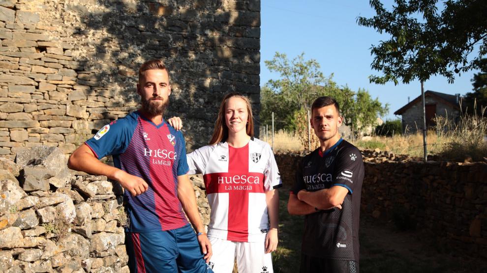 Pulido, Julia Sanz y Gallar lucen las nuevas equipaciones del equipo oscense.
