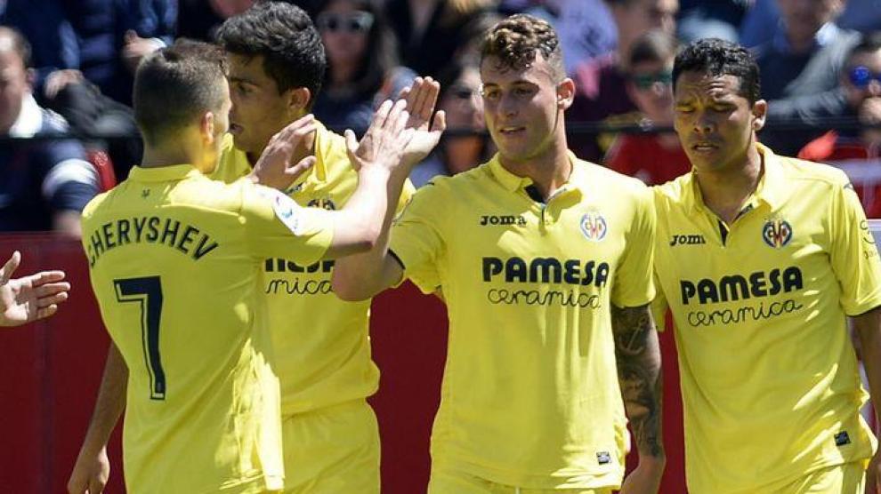 Dani Raba, en el centro, felicitado por compañeros del Villarreal.