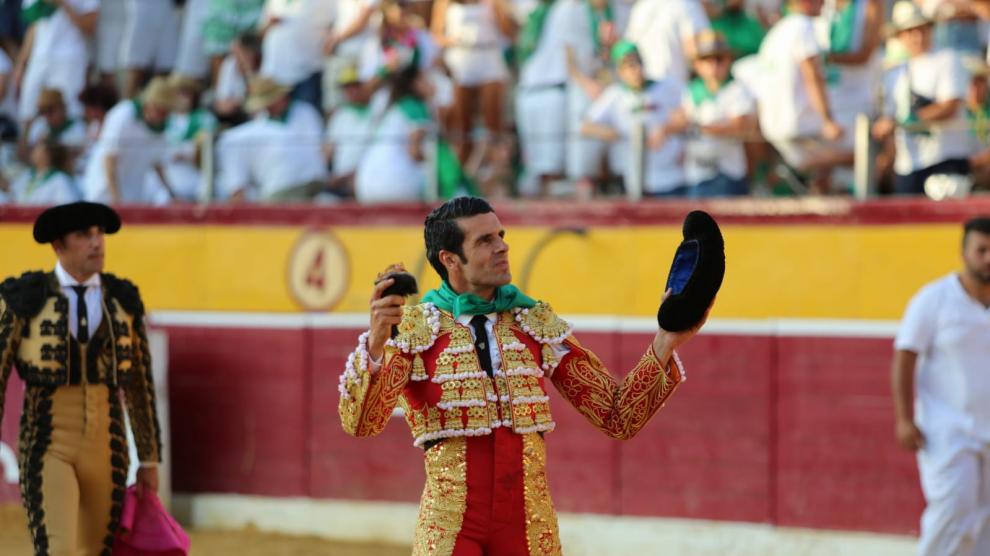 Emilio de Justo, con la oreja al segundo.