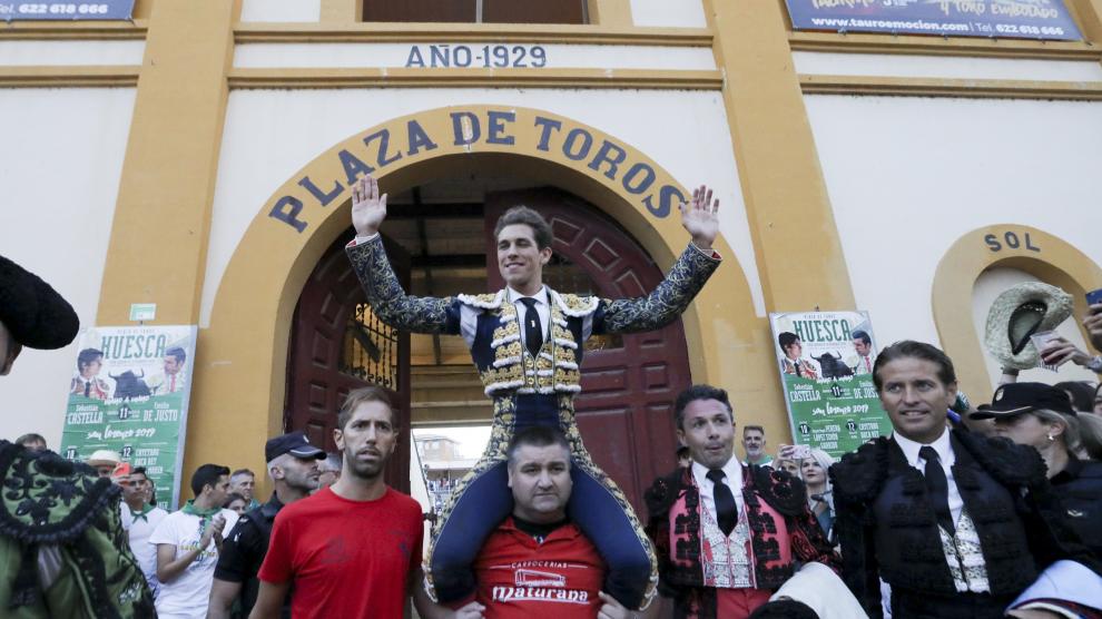 Ginés Marín salió a hombros de la plaza de toros de Huesca tras cortar dos orejas.
