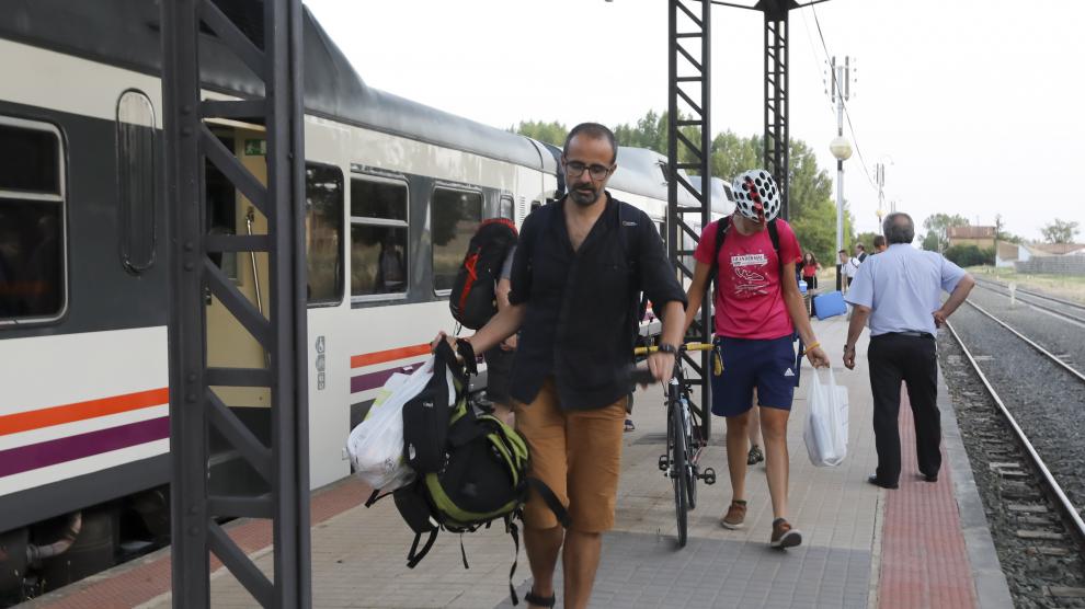 Los pasajeros abandonan una tren Tamagochi en Ayerbe después de sufrir una avería.