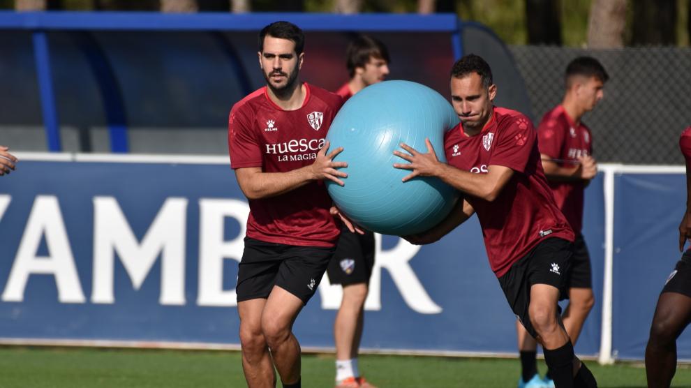 Insua y Ferreiro, durante el entrenamiento de este viernes en el IES Pirámide.
