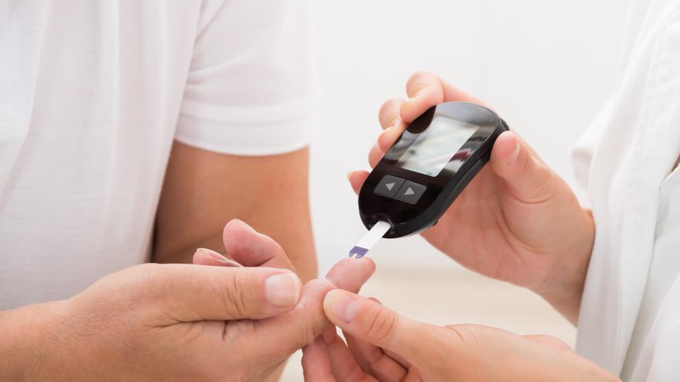El glucómetro permite a los diabéticos controlar el nivel de glucosa en sangre.
