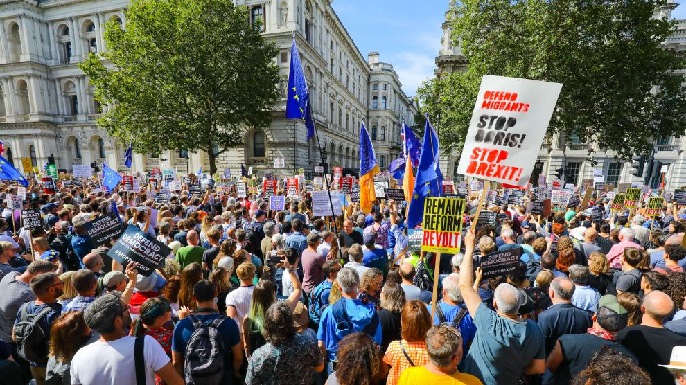 Manifestantes protestan frente a Downing Street, en Londres, por el cierre del parlamento.