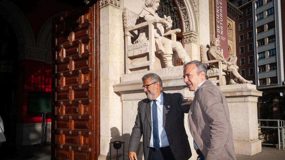 El rector de la Universidad de Zaragoza, José Antonio Mayoral, recibe en el Paraninfo al alcalde de la ciudad, Jorge Azcón.