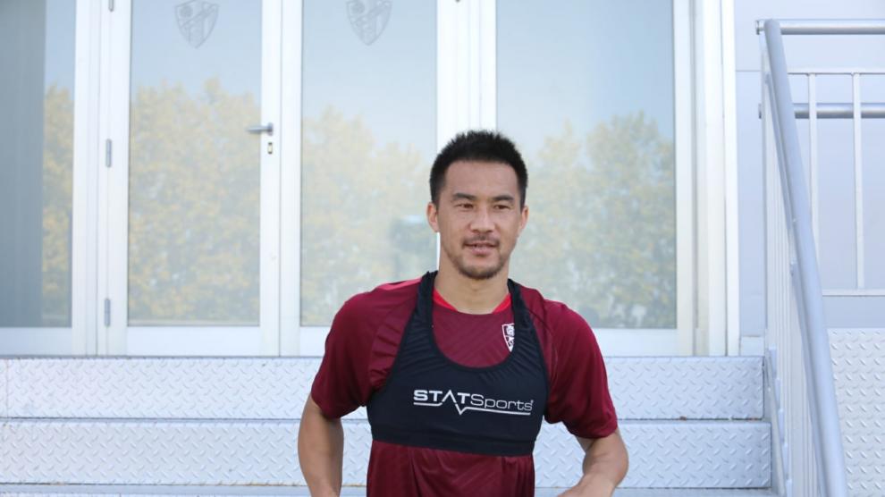Shinji Okazaki, a la salida de El Alcoraz tras el entrenamiento de este jueves.