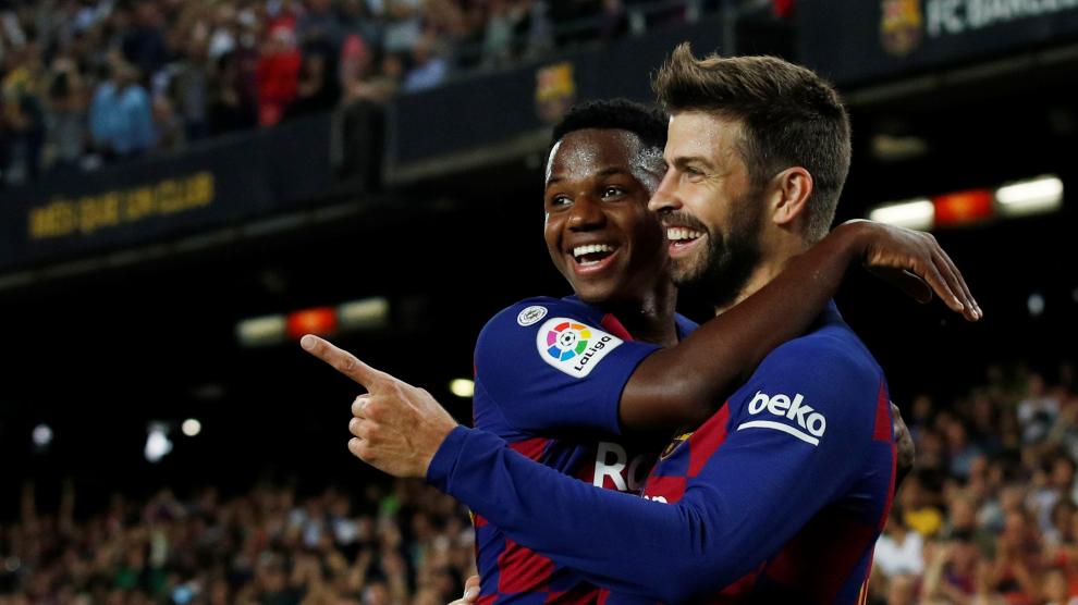 Ansu Fati celebra un gol con Gerard Piqué