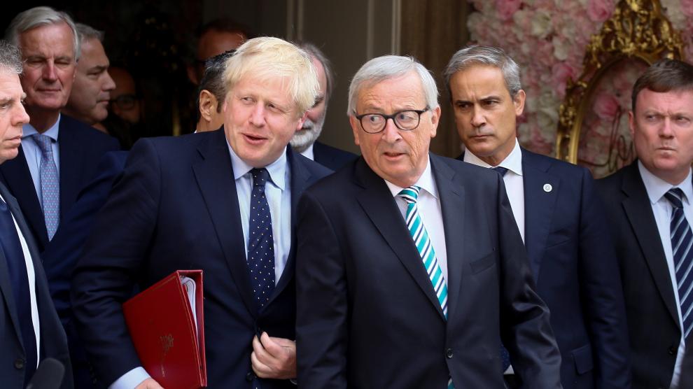 El primer ministro británico, Boris Johnson, y el presidente de la Comisión Europea, Jean-Claude Juncker, a la salida de la reunión sobre el 'brexit'.