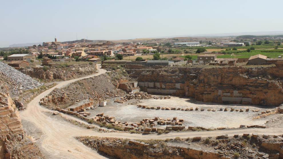 Imagen de la cantera de piedra de Calatorao, con el pueblo al fondo.